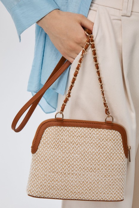 плетеная сумка от бренда снежная королева вид слева