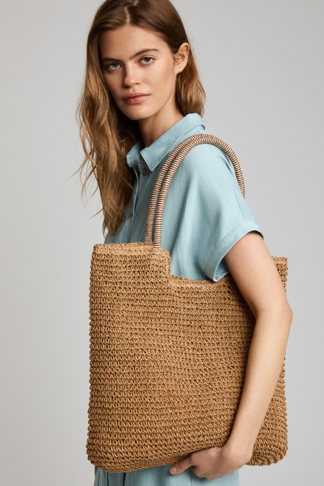 плетеная сумка от бренда снежная королева вид слева