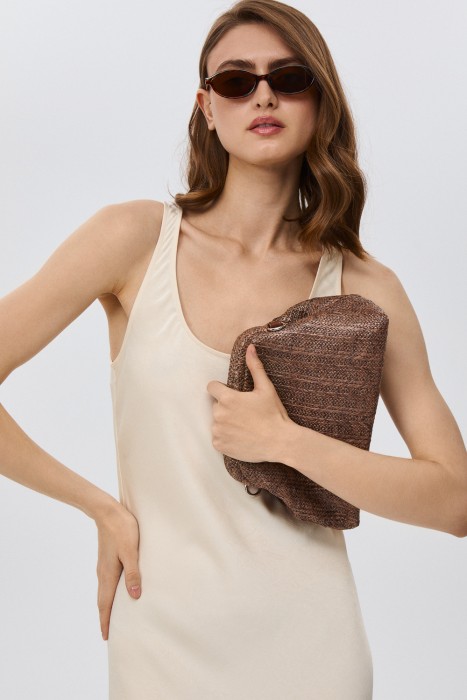 плетеная сумка от бренда снежная королева вид слева