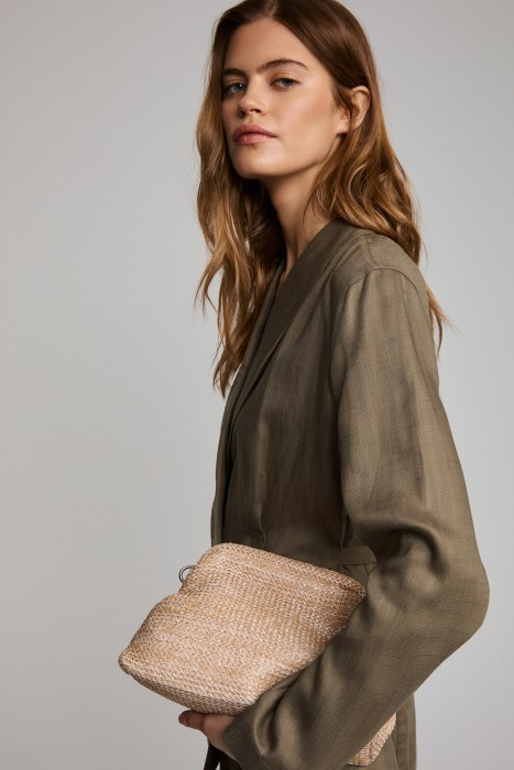 плетеная сумка от бренда снежная королева вид слева