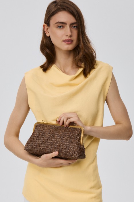 плетеный клатч от бренда снежная королева вид слева