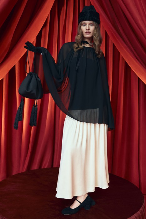 полупрозрачный кейп из россии вид сбоку