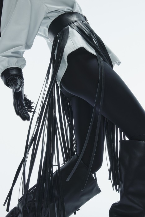 пояс с бахромой из натуральной кожи от бренда снежная королева вид слева