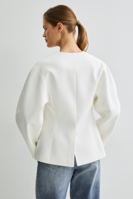 приталенный жакет по цене 3660 руб вид справа