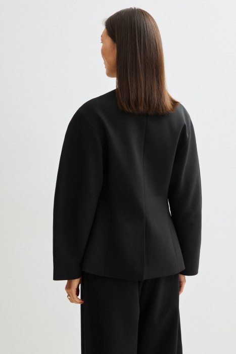 приталенный жакет по цене 3660 руб вид справа