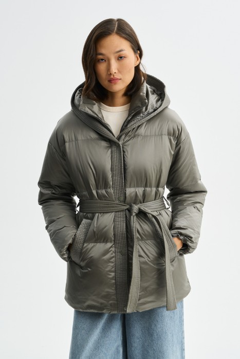 пуховая куртка с капюшоном от бренда снежная королева вид слева