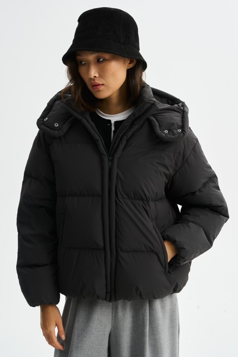 пуховая куртка с капюшоном от бренда снежная королева вид слева