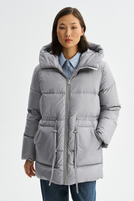 пуховая куртка с капюшоном от бренда снежная королева вид слева