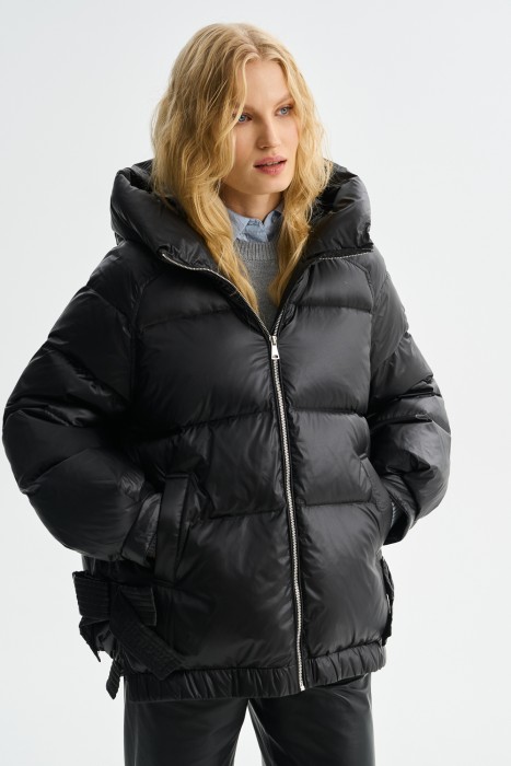 пуховая куртка с капюшоном от бренда снежная королева вид слева