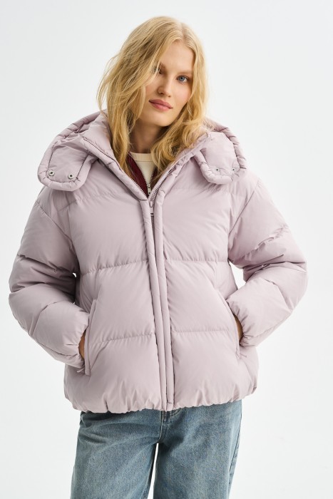 пуховая куртка с капюшоном от бренда снежная королева вид слева