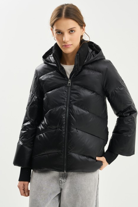 пуховая куртка с капюшоном от бренда снежная королева вид слева