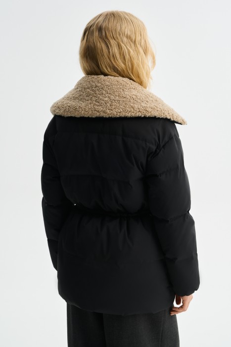 пуховая куртка с меховой отделкой по цене 12470 руб вид справа