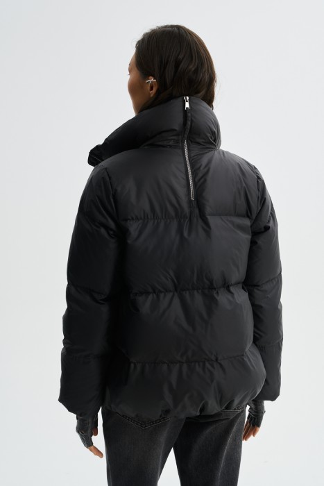 пуховая куртка по цене 7490 руб вид справа