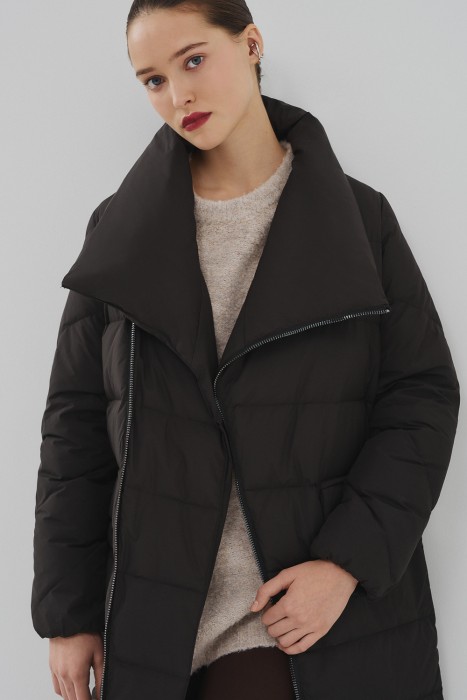 пуховик с ассиметричной застежкой от бренда снежная королева вид слева