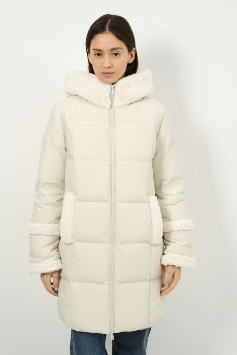 пуховик с капюшоном от бренда снежная королева вид слева