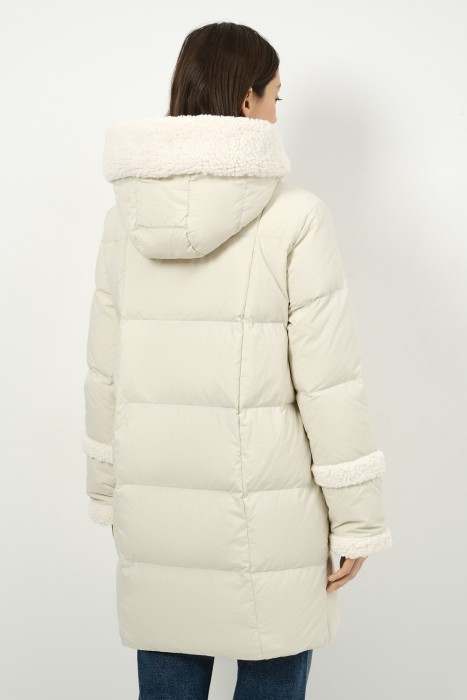 пуховик с капюшоном по цене 3350 руб вид справа