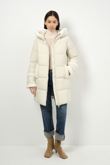 пуховик с капюшоном из россии вид сбоку