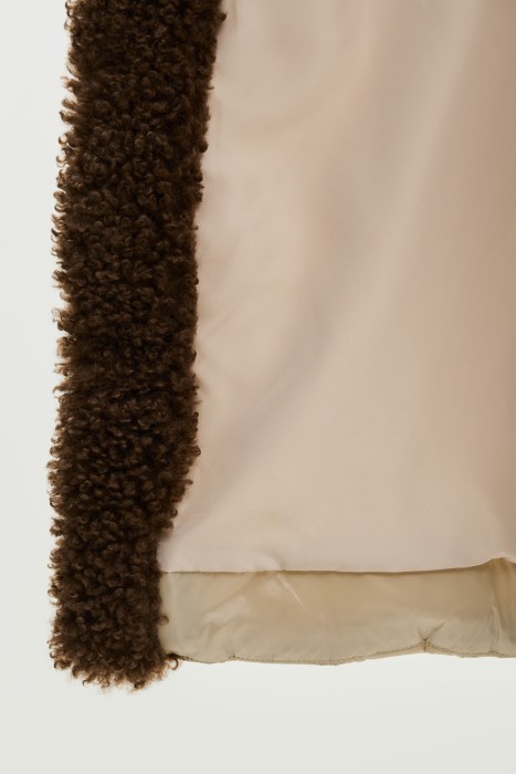 пуховик с капюшоном из россии вид сбоку