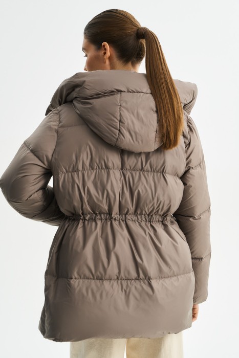 пуховик с капюшоном по цене 7250 руб вид справа