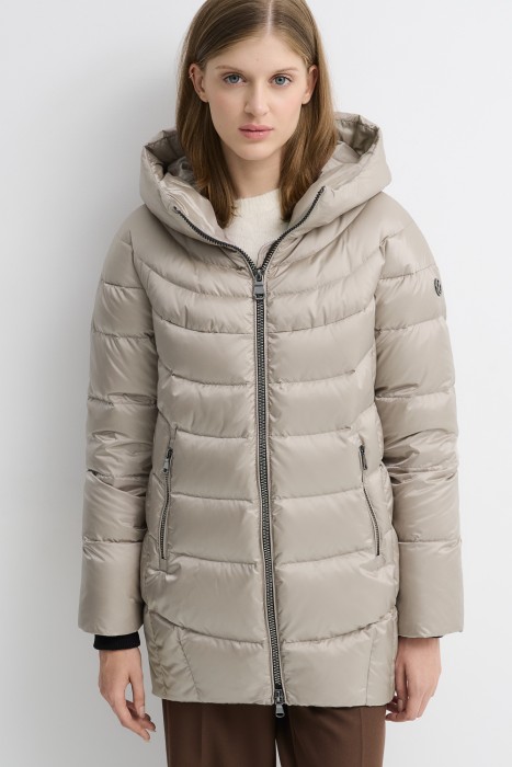 пуховик с капюшоном от бренда снежная королева вид слева