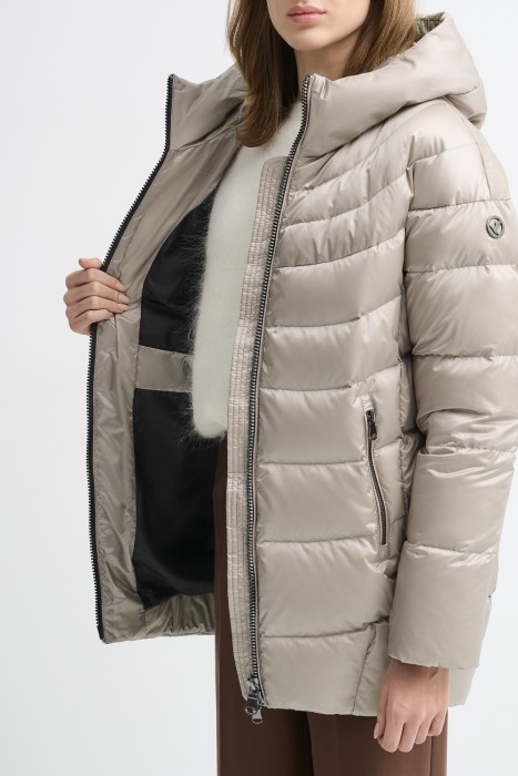 пуховик с капюшоном из россии вид сбоку