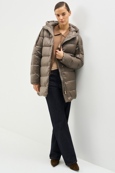 пуховик с капюшоном от бренда снежная королева вид слева