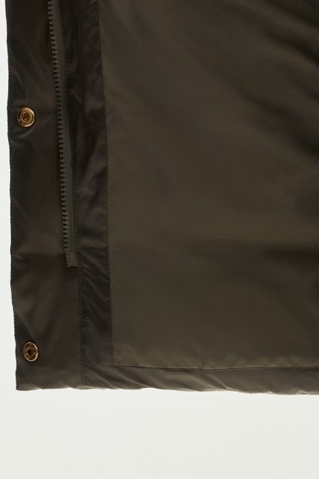 пуховик с капюшоном из россии вид сбоку