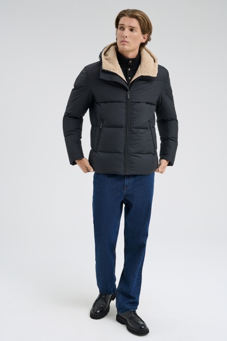 пуховик с капюшоном из россии вид сбоку