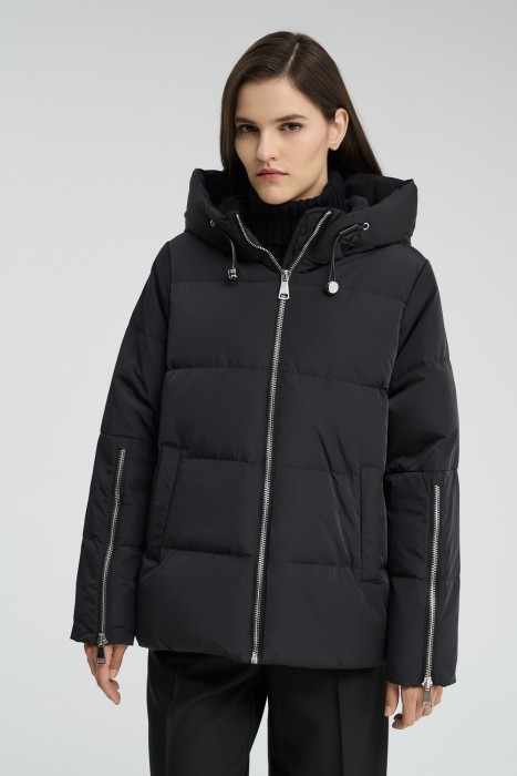 пуховик с капюшоном от бренда снежная королева вид слева