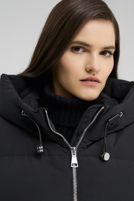 пуховик с капюшоном из россии вид сбоку