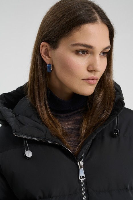 пуховик с капюшоном из россии вид сбоку