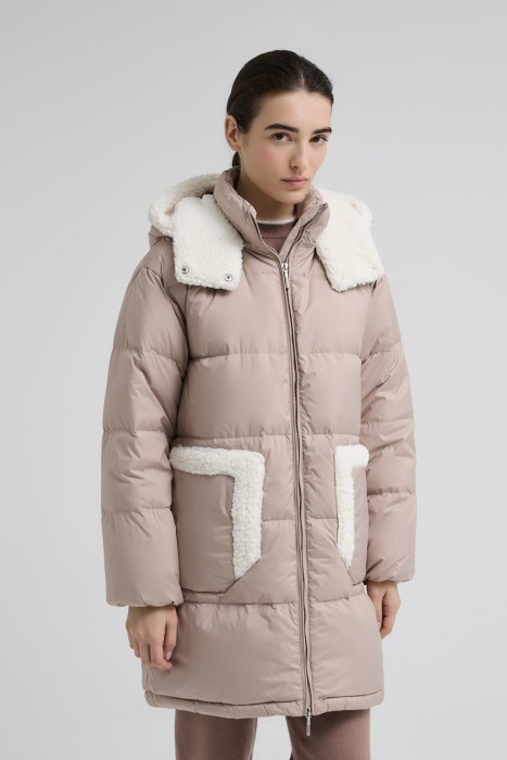 пуховик с капюшоном от бренда снежная королева вид слева