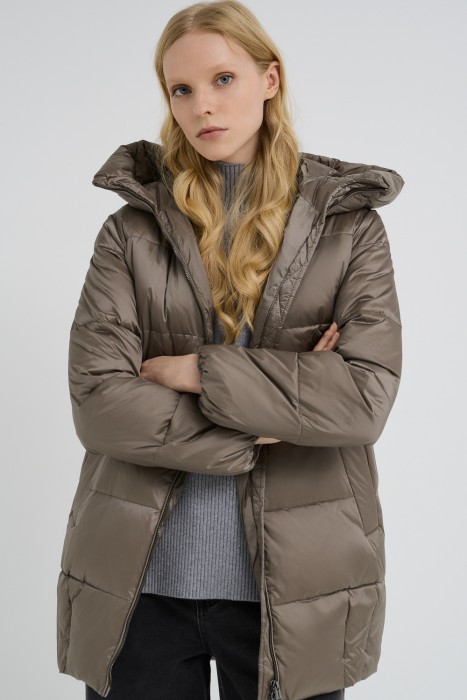 пуховик с капюшоном от бренда снежная королева вид слева