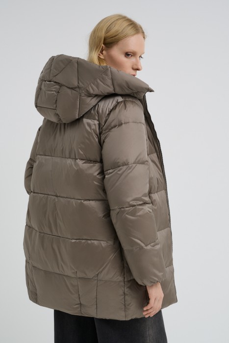 пуховик с капюшоном из россии вид сбоку