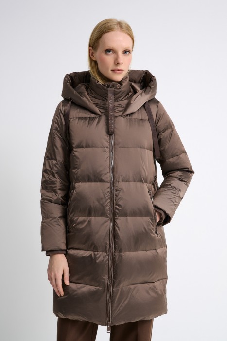 пуховик с капюшоном от бренда снежная королева вид слева