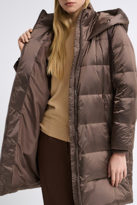 пуховик с капюшоном по цене 11000 руб вид справа