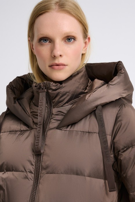 пуховик с капюшоном из россии вид сбоку