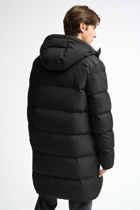 пуховик с капюшоном по цене 9560 руб вид справа