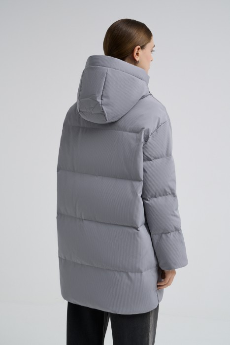 пуховик с капюшоном по цене 12390 руб вид справа