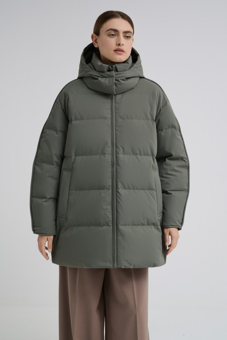 пуховик с капюшоном от бренда снежная королева вид слева