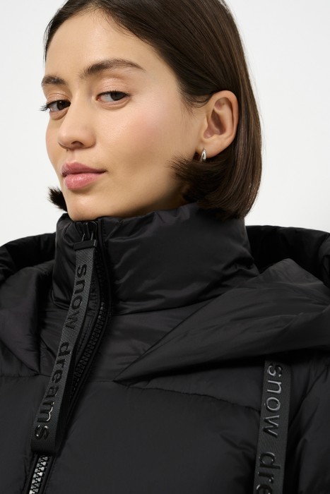 пуховик с капюшоном из россии вид сбоку