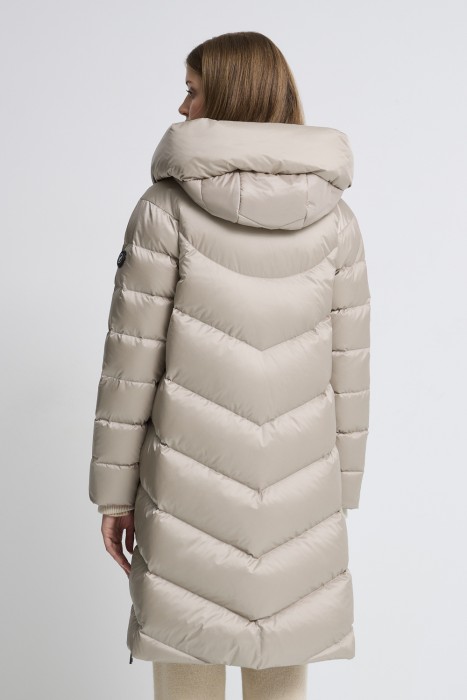 пуховик с капюшоном от бренда снежная королева вид слева