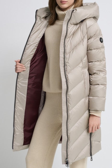 пуховик с капюшоном по цене 23400 руб вид справа