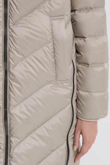 пуховик с капюшоном из россии вид сбоку