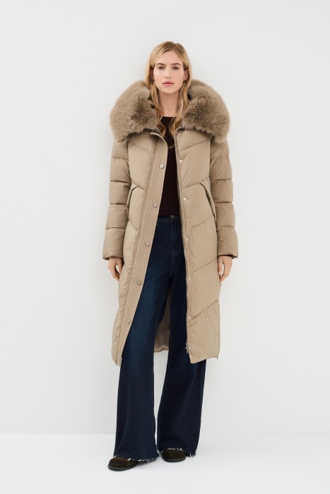 пуховик с капюшоном от бренда снежная королева вид слева