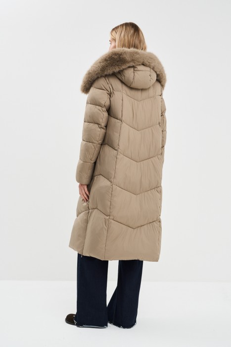 пуховик с капюшоном по цене 10110 руб вид справа