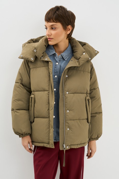 пуховик с капюшоном от бренда снежная королева вид слева