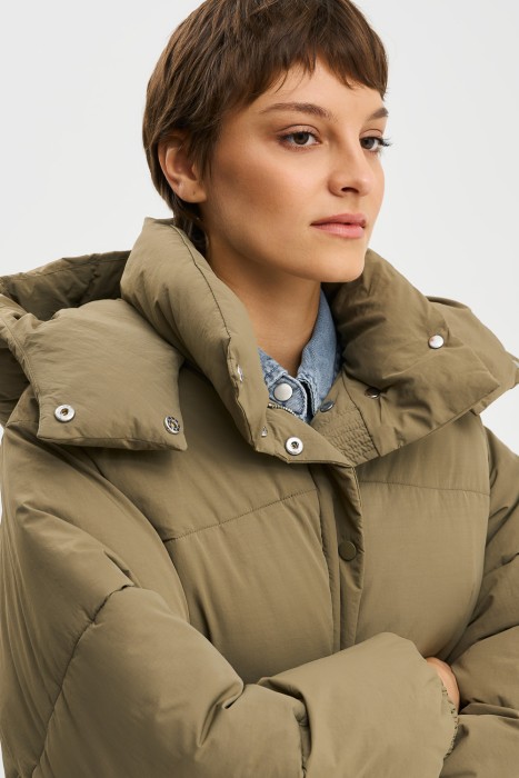 пуховик с капюшоном из россии вид сбоку