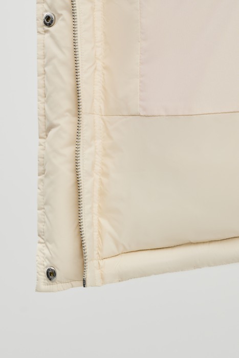 пуховик с капюшоном из россии вид сбоку