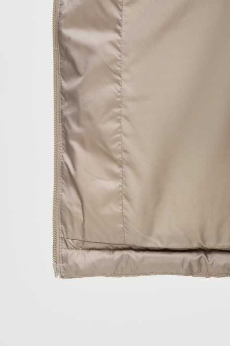 пуховик с капюшоном из россии вид сбоку